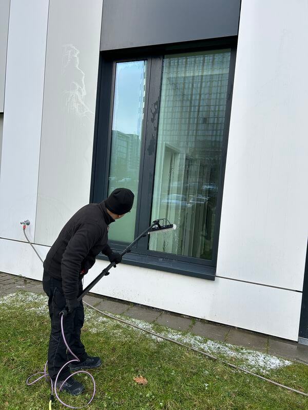 Professionelle Reinigung der Fenster durch Fachpersonal